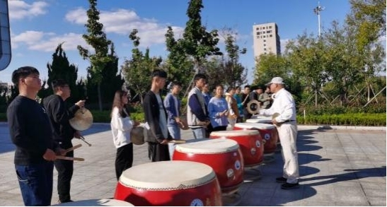 《海洋民俗文化》实施“大师+名师、线上+线下、厚德+长技”的“三+”沉浸式教学模式 发布日期：2021-11-17
